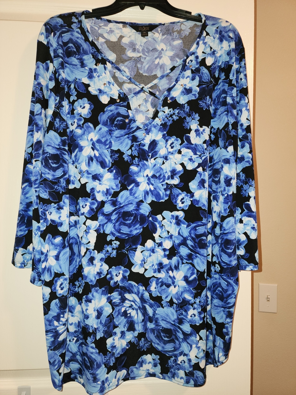 Slim Factor By Investments Blue Floral Crisscross V-Neck Tunic Top